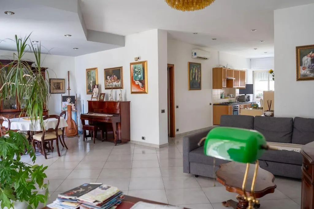 Super Elegante Napoli Centro Con Posto Auto E Wifi Veloce Apartment 0*, Naples Italy