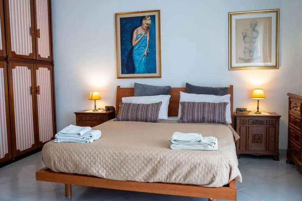 Super Elegante Napoli Centro Con Posto Auto E Wifi Veloce Apartment  Naples